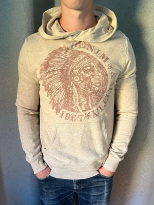 Ralph Lauren Denim & Supply hoodie - Säljer en riktigt sköna D&S Hoodie! | Fint skick på hoodien! Har en mindre slitning som kan ses på andra bild, syns knappt vid användning pågrund av att luvan ändå hänger över! | Storlek S. | Ställ gärna frågor innan du köper!