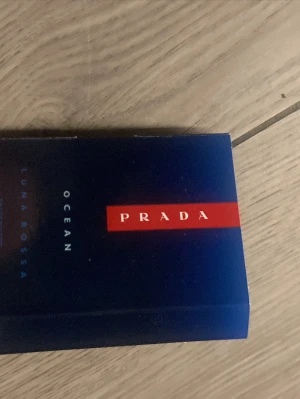 Prada Luna Rossa ocean parfym 1ml - Upptäck Prada Luna Rossa Ocean i ett smidigt parfymprov. Förpackningen är djupblå med en röd detalj och tydlig Prada-logga. Provet kommer i ett genomskinligt rör, perfekt att ta med i väskan. En modern och fräsch doft för dig som gillar exklusiva märken.