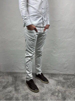 Replay jeans  - Ett par riktigt snygga jeans från Replay i storlek W34 L32 i modellen Anbbas  