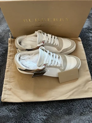 Burberry skor - Burberry skor i storlek 42 som är i mycket bra skick, box, dustbag och kvitto medföljer. Nypris 6500kr mitt pris endast 2499kr. Hör av er vid frågor eller funderingar. Mvh Trend closet🙌😊