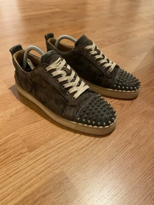 Christian Louboutin skor - Camo Christian Louboutin skor i bra skick. Finns lite skavanker här och där men helhetsintrycket är bra. Skorna har märken under sulorna och lite skrapmärken här och där (se bilder). Storlek 42 men passar även 43. Tveka inte att kontakta vid minsta lilla fundering. Har inget emot att gå ner i pris vid snabb affär