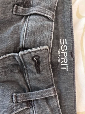 Gråa Jeans - Ett par super sköna gråa jeans från Esprit som är i perfekt ljusgrå färg passande sommaren och våren. Är i rak modell och regular waist i storlek 27/32, använda några gånger men inget synligt slitage!