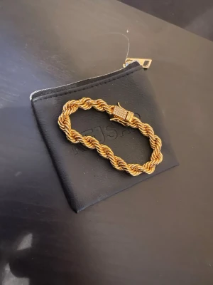 Guld platerat armband från kejsar - Guld planterat armband från kejsar.se mycket fint skick pris kan diskuteras vid snabb affär. Nypris 1399kr