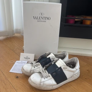 Valentino Garavani skor - Valentino Garavani skor i färgen mörkblå väldigt fräscha och perfekta nu till våren samt sommaren. Perfekt pris samt skick såklart finns de små repor o skador det mesta är smuts. Men för priset är de lätt värt. Inget som påverkar vi användning riktigt sköna att gå i 