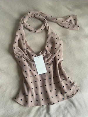 Prickig halterneck topp från Zara❣️ - Dö snygg topp från Zara som säljas enbart då den är för stor💔Endast testad❣️ Djup uringning!