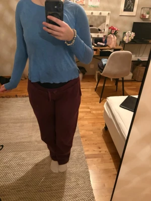 Blå tröja  - Blå tröja med en liten slit på sidorna 