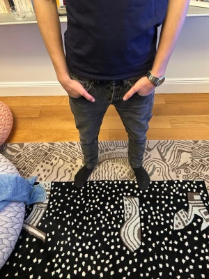 Dondup George Jeans - Dondup George Jeans, trendiga och eftertraktade jeans i storlek 30, Mörkgråa och stilrena jeans! Skriv vid funderingar!