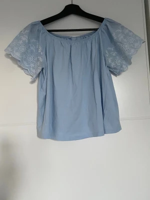 Blus - Söt somrig blus, vet ej märket , i mycket fint skick! Storlek S/M