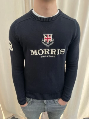 Mörkblå stickad tröja Morris - Riktigt snygg stickad tröja från Morris i mycket bra skick. Strl M, personen på bilden är 184 cm lång. Skicka gärna prisförslag. Kika in min profil för mer schyssta plagg. 