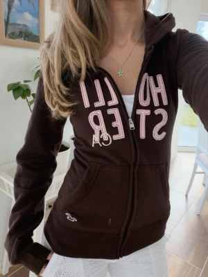 Hollister zip - Storlek XS. Finns 1 liten fläck fram, syns på bild. Skickas inom 24h. Se liknande plagg i min profil! 