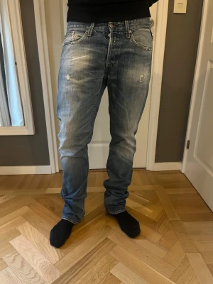 Replay Jeans med slitningar  - Säljer ett par skit snygga replay jeans med feta slitningar! W33 L36