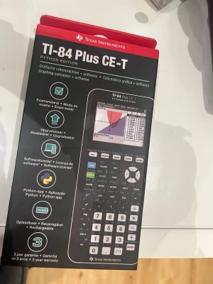 Texas Instruments TI-84 Plus CE-T - Säljer en TI-84 Plus CE-T Python Edition grafräknare från Texas Instruments. Den har färgskärm, uppladdningsbart batteri och stöd för Python-programmering. Perfekt för matte och naturvetenskap. Svart design med vita och grå knappar. Levereras i originalförpackning. Kostar egentligen 1750kr!