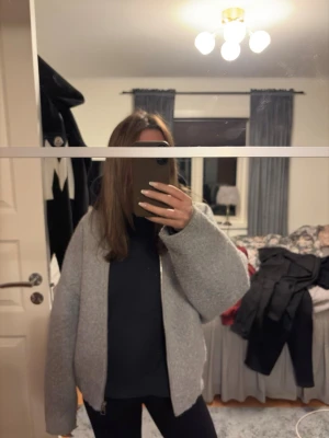Ljusgrå oversized ziptröja - Säljer min knappt använda Zara jacka, då den inte kommer till användning🩷står att de är storleken xs-s is jackan