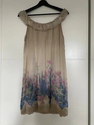 Sommarklänning  - Somrig klänning från Mina UK, i mycket fint skick 