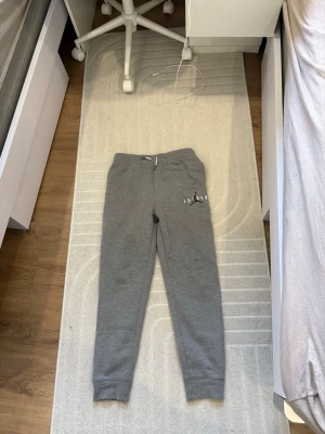 Gråa Jordan mjukisbyxor  - Gråa Jordan byxor, inga skador, bra skick, fina och bekväma, sitter bra och fint                                        Storleken är 13-15 år, 163-175 cm