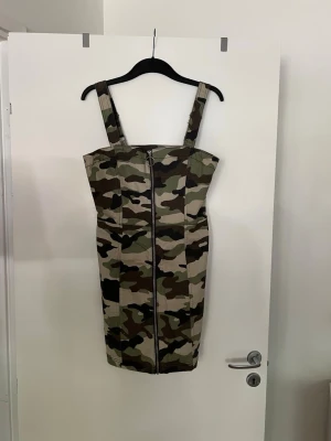 Klänning militär  - Aldrig använd. 