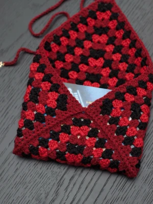 Virkad booksleeve - Virkad booksleeve, passar pocketböcker. Boken på bilden är 11x18cm.  Virkad i akrylgarn.  Färger kan variera beroende på skärminställningar.  Obs boken ingår inte.