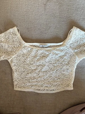 Vit spets crop top Gina Tricot - Jättesöt spets-topp från Gina stl S. Använd några gånger. 