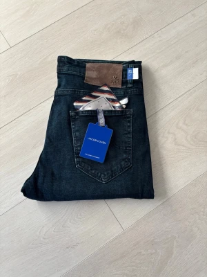 Jacob cohën nick jeans - Säljer dessa sjukt snygga och unika Jacob cohën jeans. Jeansen har aldrig kommit till användning! Jacob cohën är perfekt för avslappnad samt uppklädd look. Allt og tillkommer🙌. Storleken är 34. Vid några frågor är det bara att skriva😇. Fraktar samma dag som köp📦