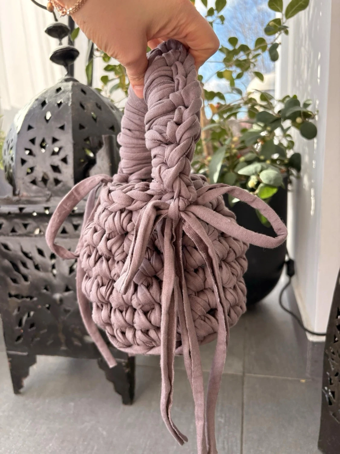 Handvirkad lila bucket bag - 1