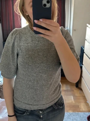 Grå topp med puffärm - Säljer nu min grå topp med puffärmar ifrån Lager157. Perfekt nu till våren🌸 Passar super fint tillsammans med lågmidjade jeans eller till en kjol🥰 Tröjan är knappt använd!
