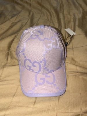 Gucc*i keps Ljuslila - Helt ny gucc*i keps till salu oanvänd med tagg på. Skriv vid frågor
