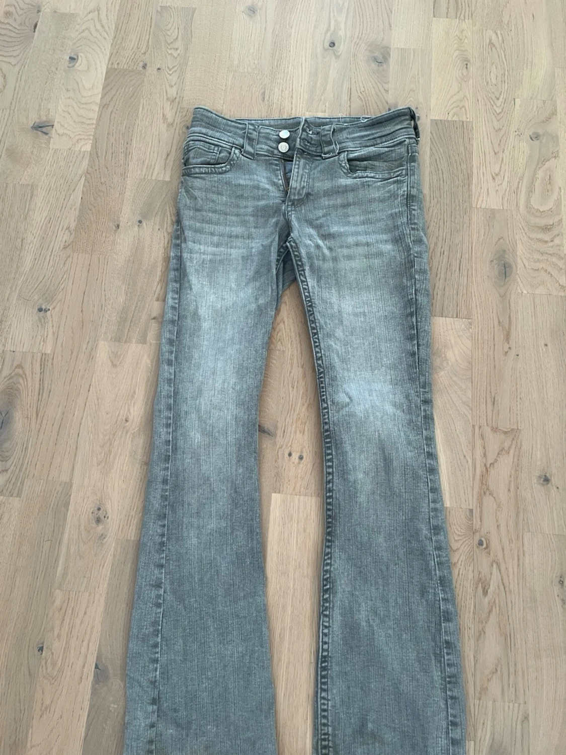 Grå bootcut jeans med fickdetalj