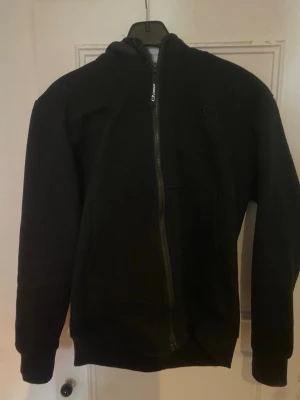 Svart hoodie från C.P. Company - Tja Säljer en svart hoodie från C.P. Company med googles på huvan och broderad logga på bröstet. Funkar inte priset släng gärna iväg ett bud så kan vi komma överens om något!