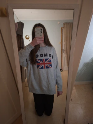 London tröja - Säljer denna oversized London tröja från Primark i strl S. Passar XS-S, eller liten M. Den är i okej skick då trycket har gått bort lite som man ser på bilden. Nypris var ca 150kr i svenska kronor, då jag köpte den i pund i London.