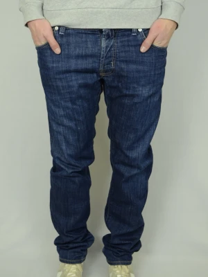 Jacob Cohën J620 jeans  - JACOB COHËN JEANS Storlek : W34 Modell : J620, cohëns äldre mest straight fit Mått : A = 44CM - B = 114CM - C = 20CM Användning : Jeansen är i ett väldigt fint skick utan defekter Nypris : Cirka 5000SEK Modellen på bilden : 182CM och väger 77KG
