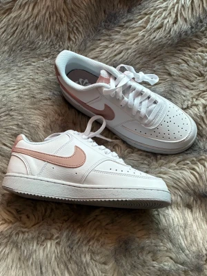 Helt nya Nike sneakers - Säljer dessa helt nya oanvända Nike sneakers (modellen står på sista bilden) 🩵Beställde tyvärr fel storlek därav säljs de helt nya!