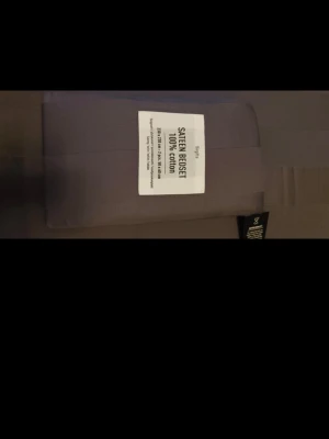 Grått satin påslakanset 100% bomull - Säljer ett grått påslakanset i satin från Bed Cotton, tillverkat i 100% bomull. Setet har en mjuk och lyxig känsla och passar perfekt till enkelsäng. Mått: 230×220 cm. Enkelt och stilrent för dig som gillar snygga textilier i sovrummet.