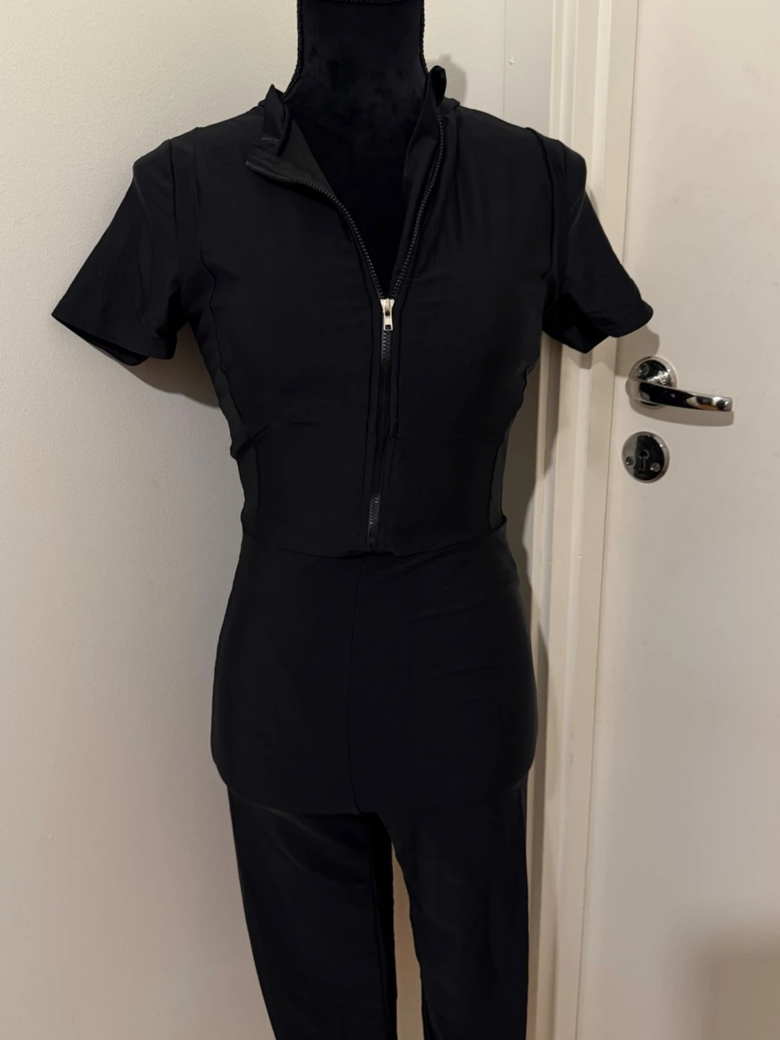 Svart jumpsuit med dragkedja - 1