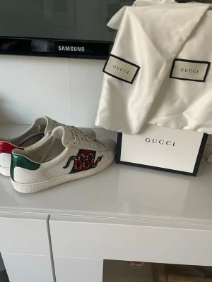 Gucci Ace snake sneakers - INTRESSEKOLL på mina Gucci ace snake i grymt skick, köptes nya för en månad sen så är i jätte bra skick. Orginal box,dustbags mm följer med. Vid mer bilder eller funderingar kontakta mig gärna! Storlek 43/43,5. EJ tvättade på bilden.