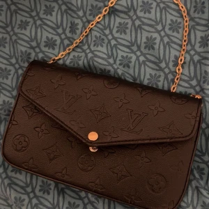 Svart väska med kedja - Snygg svart väska Perfekt för festliga tillfällen eller en utekväll. 🖤