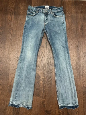 Ganni Jeans Womens S/M Blue - Säljer ett par blå jeans från Ganni, jeansen har en ljus tvätt och subtila slitningar för en avslappnad vibe. Perfekta till sneakers eller boots!