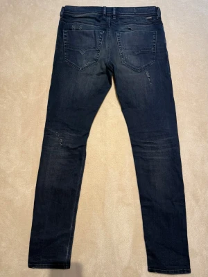 Diesel jeans slitningar  - Snygga mörkblå jeans från Diesel med slitningar. De är i mkt bra skick och storlek W31 L32. Nypris ligger på 1800kr. Bara att skriva vid funderingar mvh Liam!