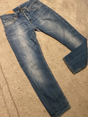 Blå raka jeans från Dondup  - Säljer nu mina sjukt feta dondup jeans med en otrolig fade. Jeansen har lite slitningar som gör dom ännu fetare. Perfekta för en avslappnad och trendig look. Dom är i straight fit