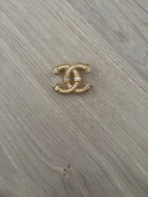 Snygg brosch - En guldig brosch ca 4 cm 