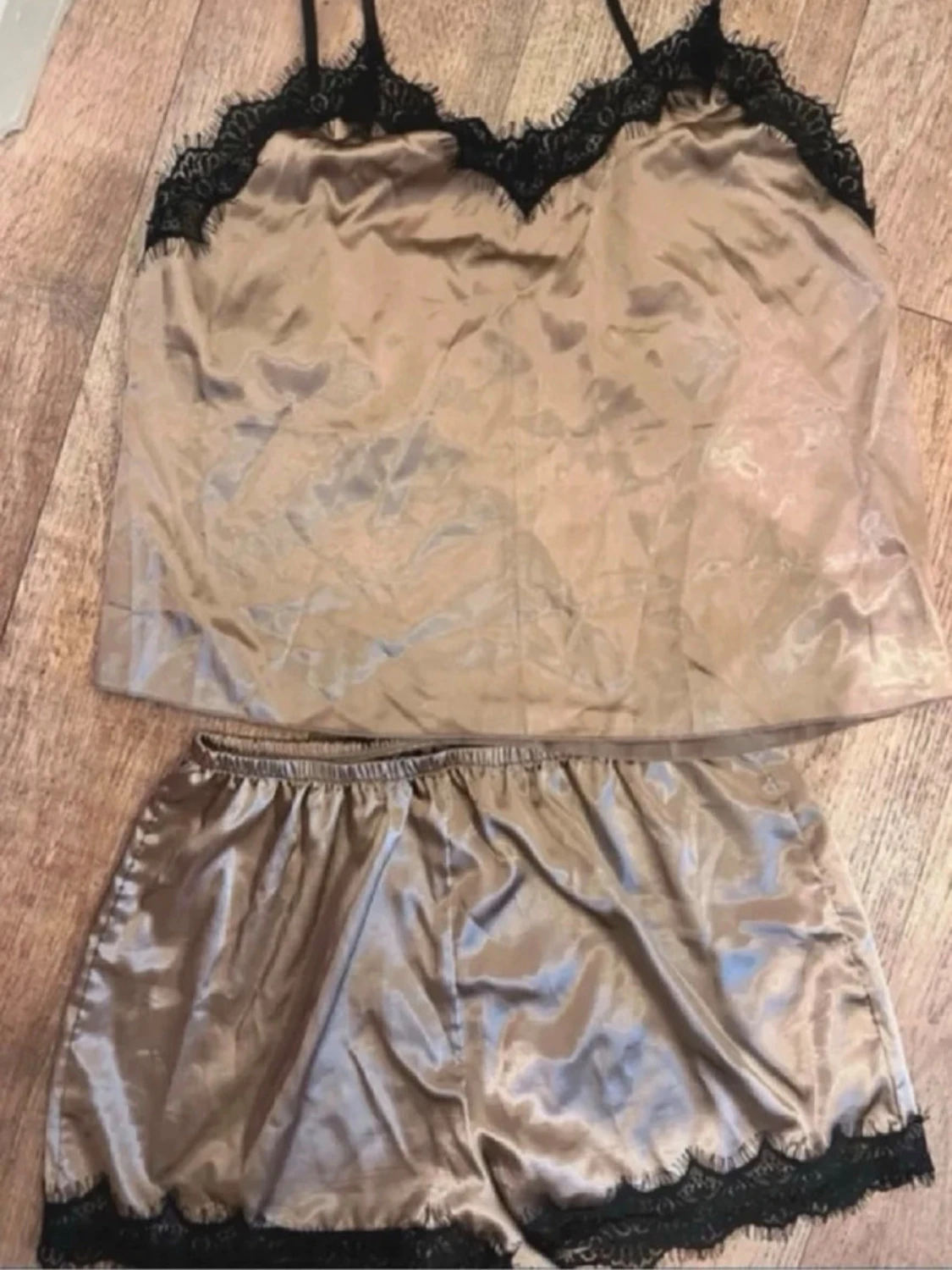 Sidenliknande pyjamasset med spets - 1