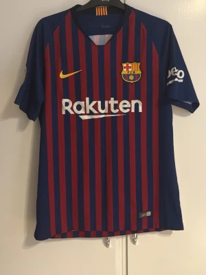 Barcelona matchtröja Nike blå/röd - Snygg FC Barcelona matchtröja från Nike i blått och rött med vertikala ränder. säljer tröjan för att den börjar bli lite tajt