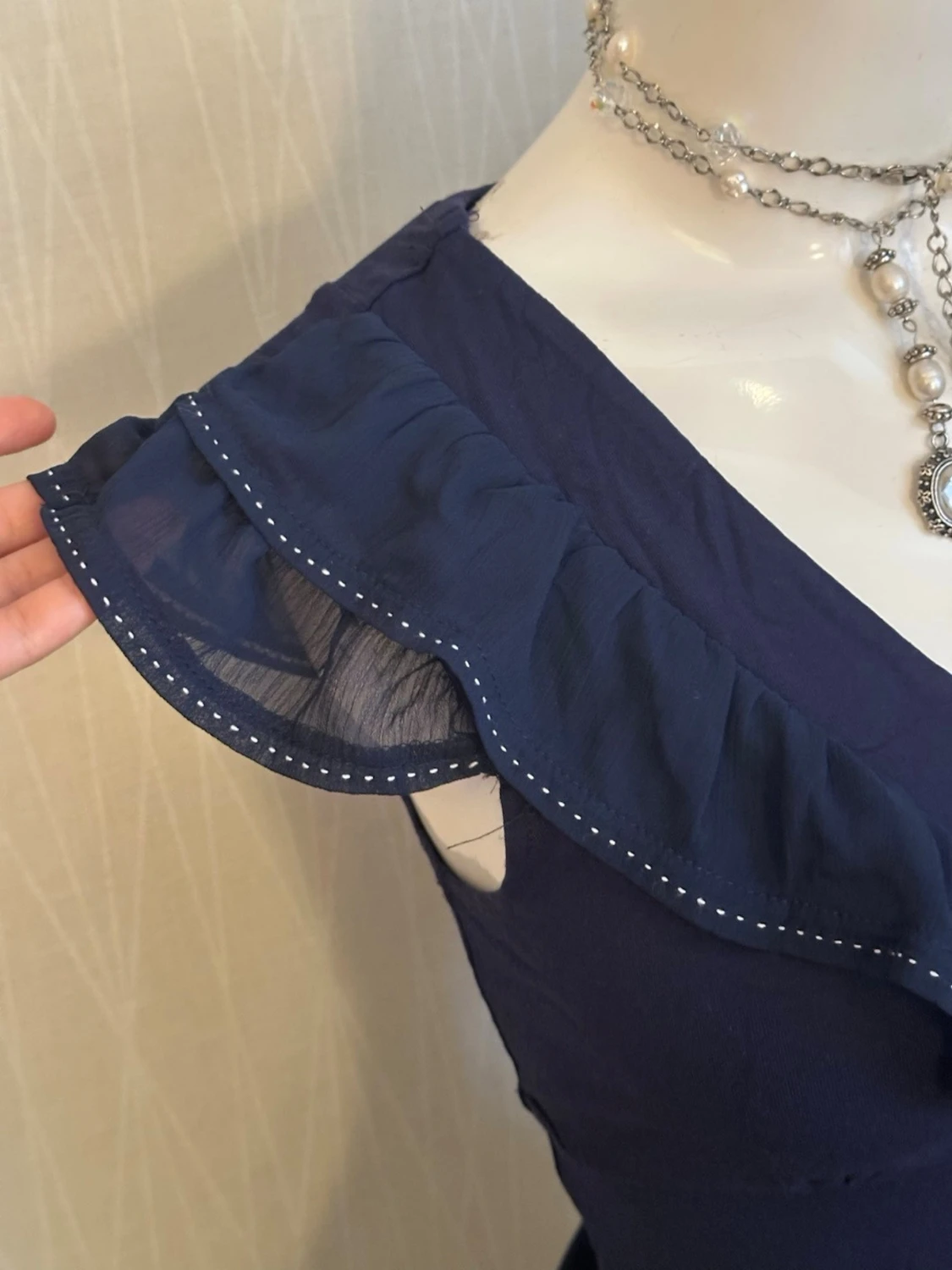 Mörkblå topp med volang och knappar - 1