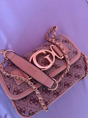 Beige Väska  - Jättevacker liten väska som som rymmer allt viktigt. Använd ett fåtal gånger men är som ny. Går att ha på axeln och runt axeln. PM om ni har frågor eller vill se fler bilder!❤️