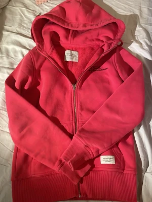 Rosa hoodie Peak Performance XS - Snygg rosa hoodie från Peak Performance med dragkedja och huva. Säljer på grund av att jag inte har haft användning av den💕