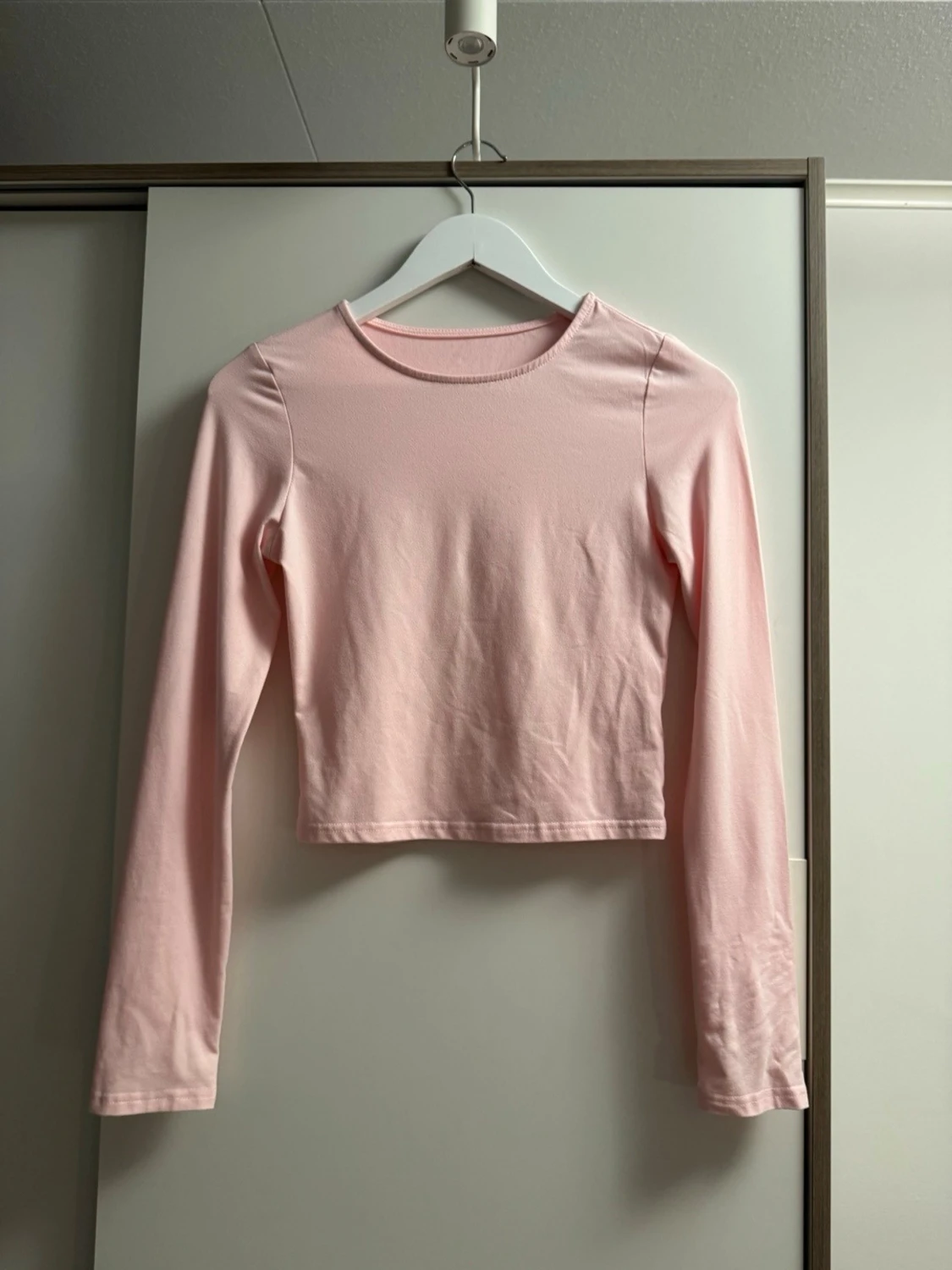 Ljusrosa croppad långärmad topp