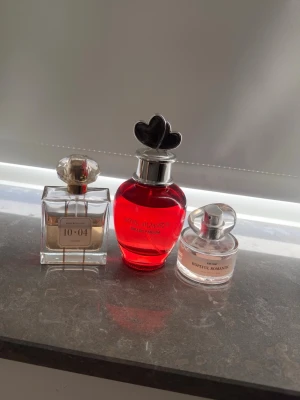 Parfympaket - Detta paket innehåller tre parfymer: Natti Danielsson 10.04 Eau de Parfum 50 ml , Love Always Eau de Parfum 100 ml och Hopeful Romantic Eau de toilette 30ml(H&M)  Säljes som ett kit, kan vara något gamla men doftar fortfarande normalt. På bilderna ser ni hur mycket som är kvar i diverse flaskor🌸