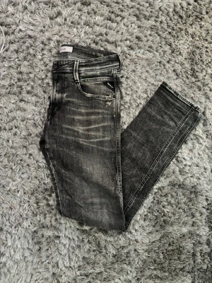 Replay anbass - Svarta replay anbass jeans storlek W30 L34. Hör gärna av dig vid frågor eller funderingar.