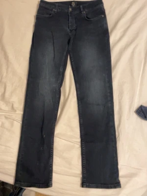Mörkblå raka neuw jeans - Snygga mörkblå jeans med rak passform och klassisk femficksdesign. Jeansen har en diskret tvättad look och stängs med knapp och dragkedja. Perfekta för en avslappnad stil och passar till det mesta i garderoben. Model neuw strl W30L32 oandvända. Pris går jobba med