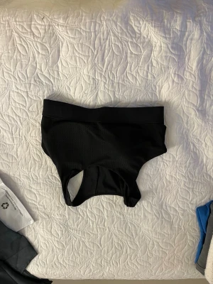 Svarta hipstertrosor i mesh - Säljer ett par svarta hipstertrosor med bred resår i midjan. Trosorna är tillverkade i ett lätt och stretchigt meshmaterial som andas. Perfekta för dig som gillar en sportig och bekväm stil.