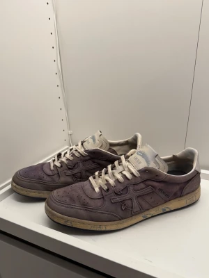 Premiata sneakers - Sneakers från premiata, slitna och smutsiga men går säkert att fixa fina. Storlek 45